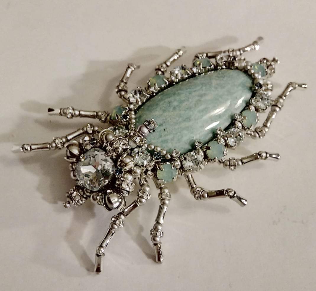You are currently viewing FLIES THAT SURPRISE. Jeweller who creates extraordinary products