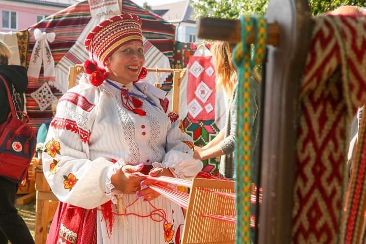BELARUSIAN FOLK WEAVING. It is very modern to revive Belarusian weaving products